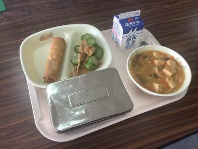 牛乳🥛　ごはん🍚　春巻き　きゅうりとメンマの和え物　ジャージャン豆腐